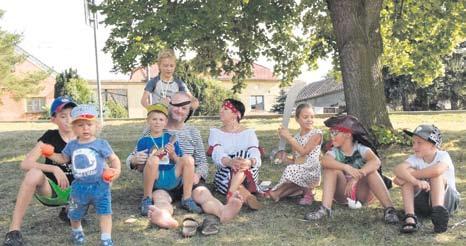 září slavnostně zahájen nový školní rok. Letos přivítali 21 prvňáčků. Přinášíme několik fotografií ze zahájení. Školní rok začíná Milí žáci, vítejte, zpět! Řekla bych ám nyní pár vět.