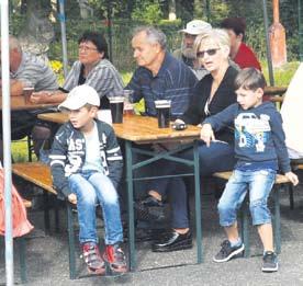 Prvňáčci se prošli uličkami Jinec Nastávající prvňáčci se v pondělí 4. září ráno ještě naposledy sešli ve své dosavadní třídě.