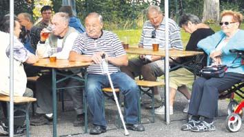 dělostřeleckého pluku Jaselského plk. Ivana Mráze a hlavně nové paní učitelky Renáty Hladové vydali uličkami Jinec k velké škole.