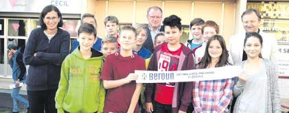 Světový den první pomoci si připomněly děti školní družiny a klubu v pátek 8. září. Počasí nám vcelku přálo, tak jsme se všichni sešli na hřišti školy.