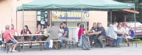 ečerní program patřil Divadlu Na ísce Hořovice, které pod vedením režisérky Slávky Hozové zahrálo komedii Na útěku. Přes velmi studené a nevlídné počasí diváci přišli a nálada byla bezvadná.