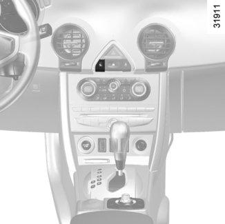 BEZPEČNOST DĚTÍ: deaktivace, aktivace airbagu spolujezdce vepředu (3/3) 1 V případě poruchy systému aktivace/deaktivace airbagů předního spolujezdce je instalace dětské sedačky zády ke směru jízdy na