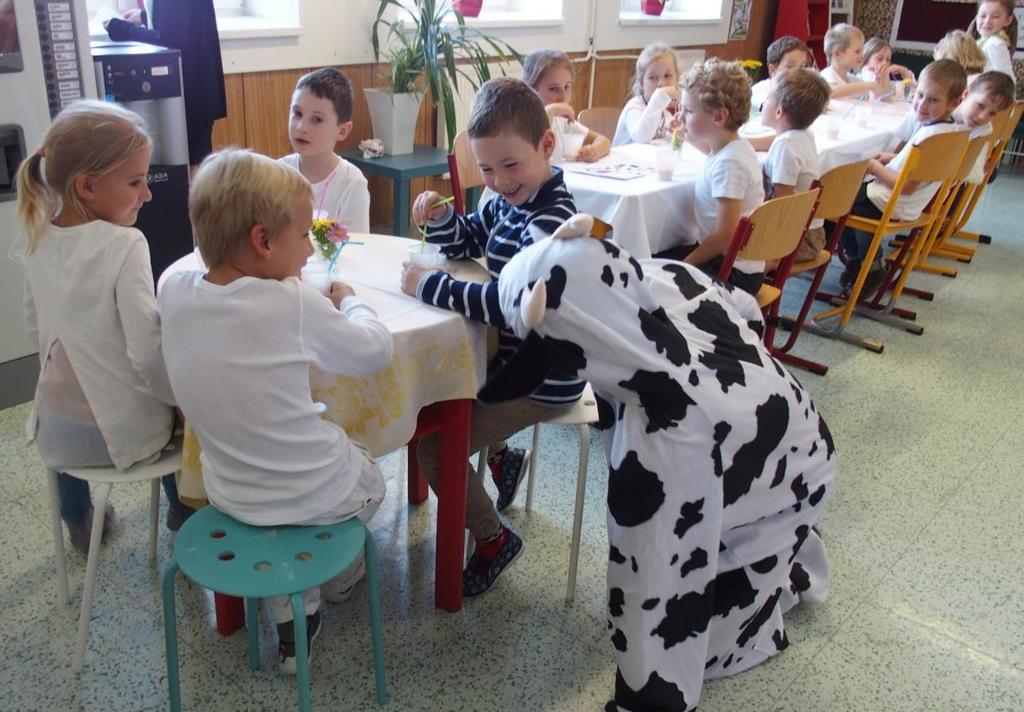 Mléko do škol. Žáci 6. a 7. ročníku navštívili i místní farmu ve Velkém Ořechově.