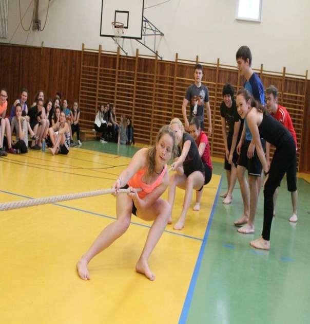 Soutěž studentů v přetahování lanem