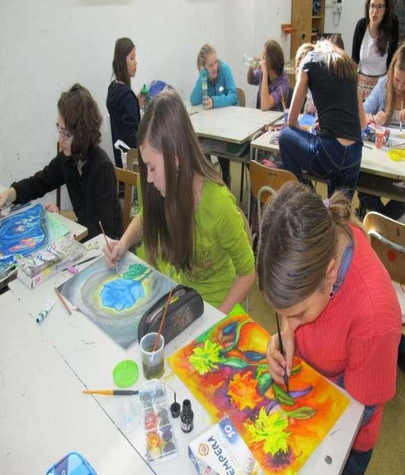 ale možnost prohlédnout si budovu ČT v zákulisí, natáčecí studia a depozit kulis v rámci 1,5 hodinové exkurze.