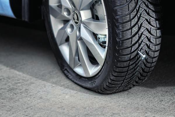 Ať už jde o hřebíky, nebo ostré obrubníky a kameny, poškození pneumatiky bývá většinou natolik rozsáhlé, že je potřeba pořídit si novou.