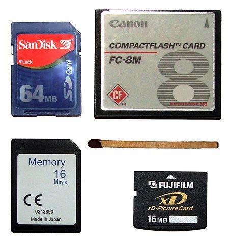 Paměťové karty I Pro různá elektronická zařízení Boj o standardy CompactFlash (CF) 1994