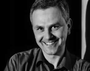 Pavel Šnajdr (*1975) absolvoval na JAMU v Brně nejprve skladbu u Aloise Piňose a poté dirigování u Emila Skotáka. Vloni zde obhájil svou doktorskou práci a byl mu udělen titul PhD.