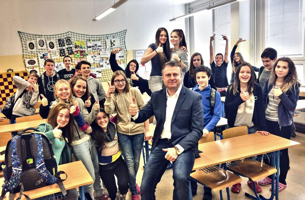 Odborníci z ČSOB chodí za dětmi přímo do škol Chodíme za dětmi přímo do škol a mluvíme jejich řečí. Oslovujeme děti a mládež nejen osobně, ale i on-line.