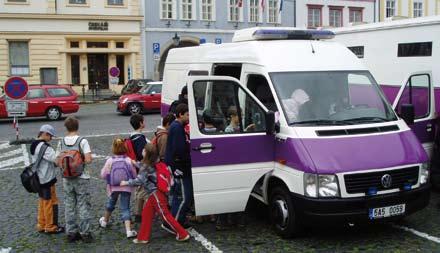 krátce 9 Vězňové zlikvidují protivýbuchové valy Petra Bělíková Ve výrobní zóně uprostřed věznice zůstaly po armádě dva protivýbuchové valy, které během let zarostly bujnou vegetací.