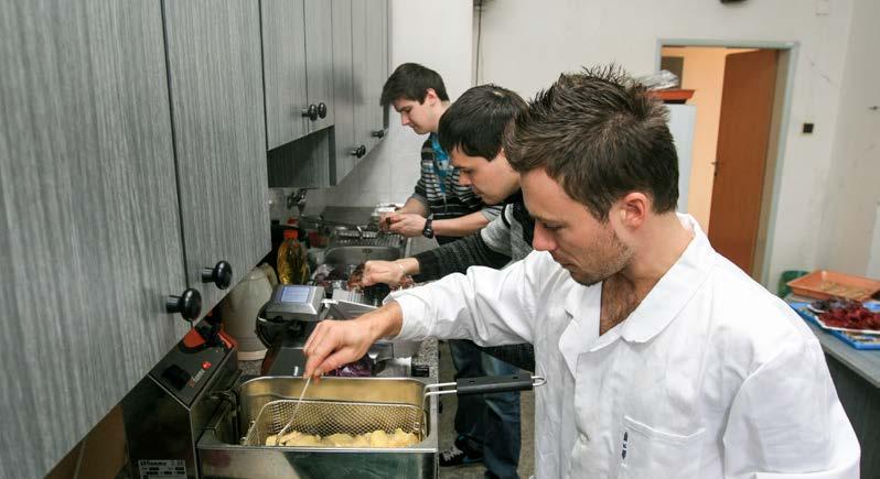 VÝŽIVA A POTRAVINY prezenční (ATZD) tříleté bakalářské chemie, biologie Představení oboru Cílem studia je získat teoretické a praktické znalosti o nutriční a dietetické hodnotě potravin.