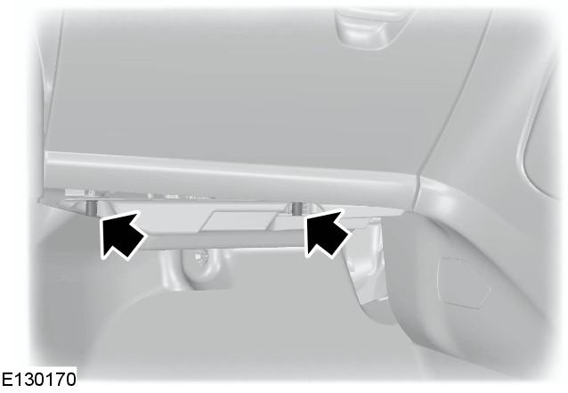 Pojistky UMÍSTĚNÍ POJISTKOVÝCH SKŘÍNĚK Pojistková skříňka v zavazadlovém prostoru Pojistková skříňka v motorovém prostoru Tato pojistková skříň je umístěna v