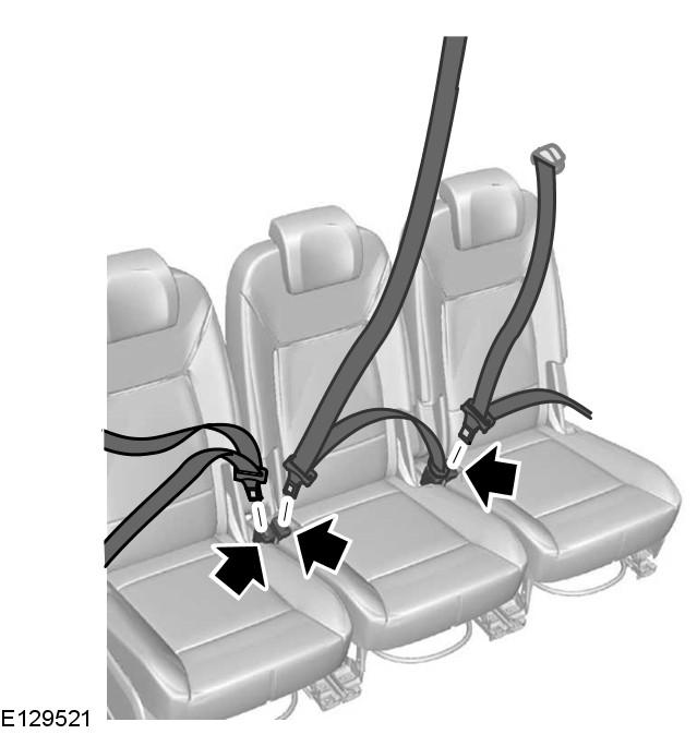 Poznámka: Přezky bezpečnostních pásů jsou navrženy tak, že je možné je zasunout pouze do správného zámku. Vytahujte pás rovnoměrně.