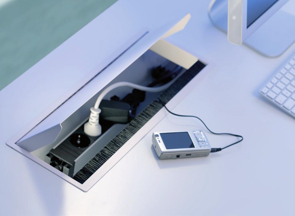 Když je zapotřebí použít přípojky pod deskou stolu, stačí otevřít kryt rámečku CONI COVER. Díky integrovanému kartáčovému těsnění lze klapku zavřít i s připojenými přístroji.