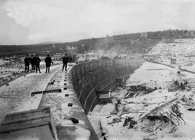Stav přehrady z 6. prosince 1905, ještě před instalací zábradlí podpora, schváleny příspěvky a půjčky ze zahraničí.
