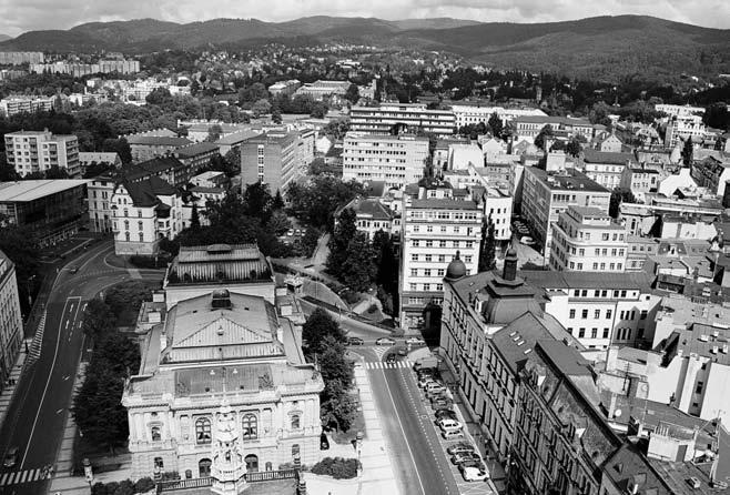 Fík. Já jsem to již žral, ale napadlo mě, že jsme jediní, kdo na vrcholu radnice spolu s Rollandem jedli svíčkovou, šunkové chlebíčky a ty zapíjeli šampaňským.