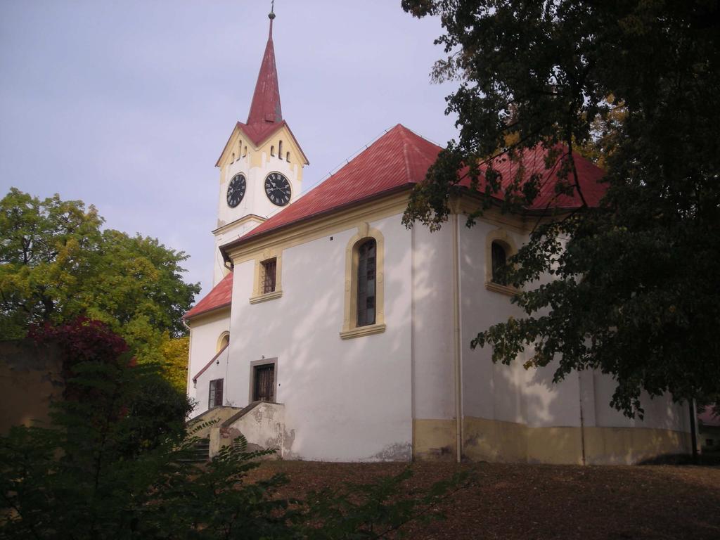 obr.10 - kostel Povýšení sv. Kříže Pyšely fara Nedaleko kostela Povýšení sv.