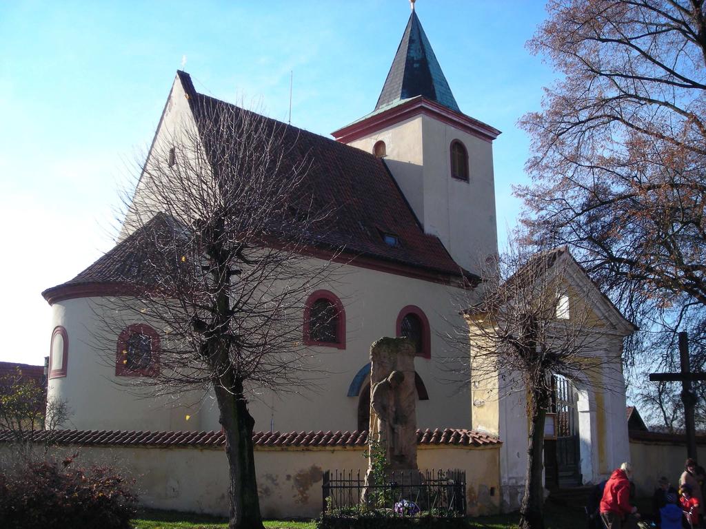 začátek obce Kostelní Střimelice, kde z této trasy sjedeme a dáme se vlevo po silnici III.třídy směrem na Ondřejov.