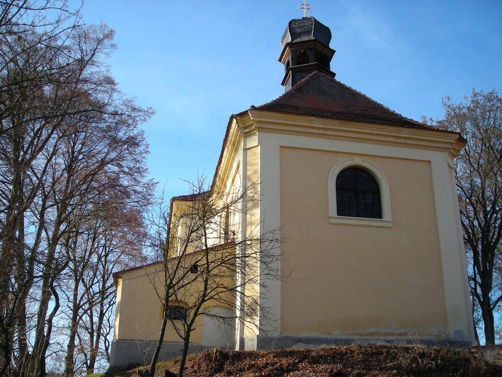 Stříbrná Skalice kostel sv. J. Nepomuckého Městečko se nachází na Jevanském potoce, první zmínky o něm pochází z roku 1417 s původním názvem Skalice Hor Stříbrných. Barokní kostel sv.