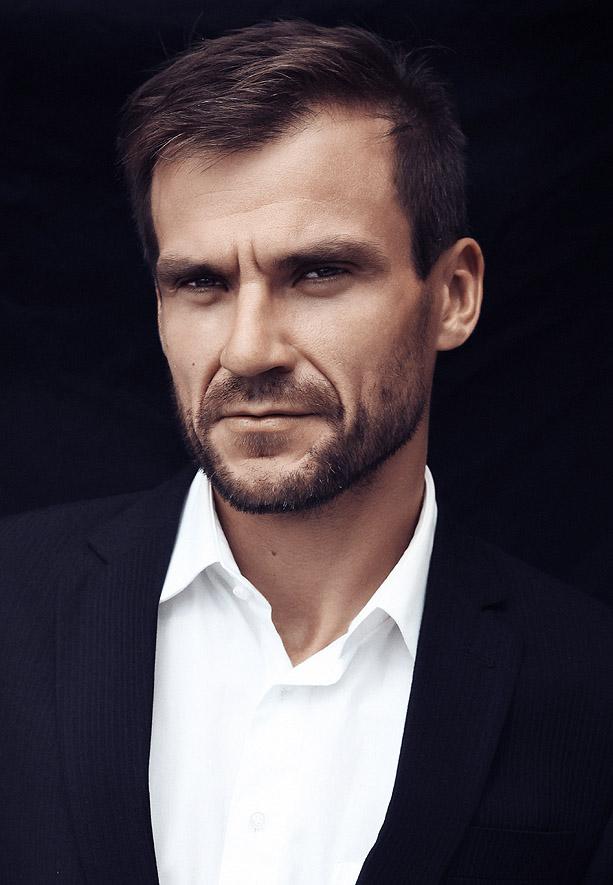 Ing. Robin Jirásko, Ph.D. Je absolvent studijního programu Hospodářská politika a správa na Hospodářské fakultě Technické univerzity v Liberci (Ing. - 2001, Ph.D. - 2008).
