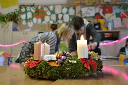 V prosinci proběhly ve škole již tradiční vánoční trhy. Tentokrát pod názvem Nesem vám noviny. Každá třída si vyrobila svoji novinovou ozdobu, která byla umístěna v prostorách školy.
