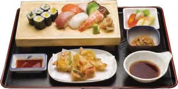 お寿司もお刺身もついてるボリューム満点セット Dokonce sushi a udon... Ta správná velikost.