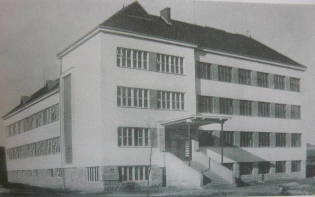 94. Měšťanská škola v Zubří, Školní čp.