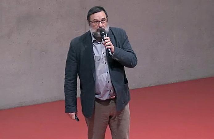 Radim Perlín Katedra sociální geografie a regionálního rozvoje PF UK 31 Nejsa architekt, budu mluvit pouze o urbanismu, tedy o tvorbě a platňování územního plánu a o tvorbě venkovského sídla.
