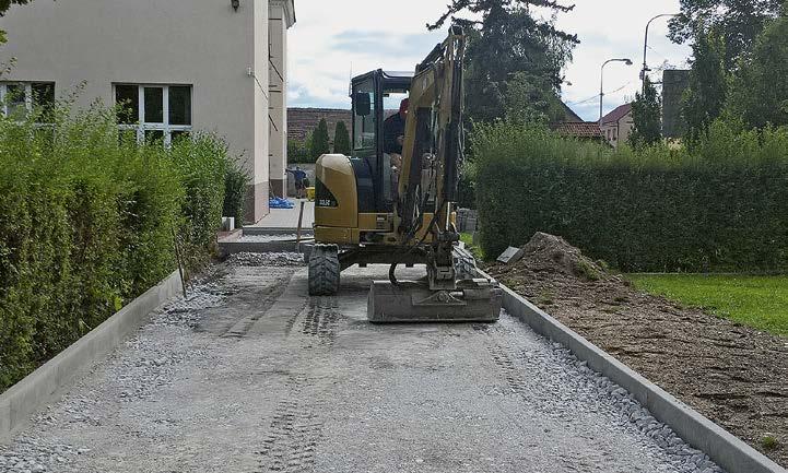 Jsou provedeny veškeré vnitřní rozvody. Truhláři postupně osazují nová okna a opravují stávající. V prvním nadzemním podlaží byly zahájeny obkladačské a malířské práce. Nová betonová podlaha v ZUŠ J.