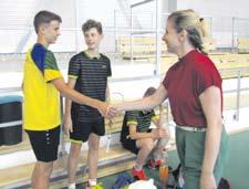 STRANA 10 SPORT PODBRDSKÉ NOINY 15 Srpnový souboj v hořovické sportovní hale O lympionik Petr Koukal a bývalá ministryně školství Kateřina alachová proti sobě nastoupili v badmintonovém souboji v