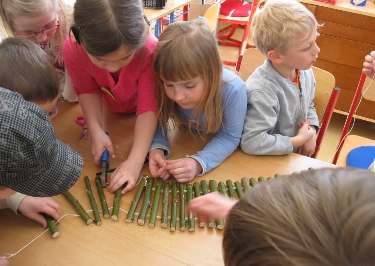 NÁVOD NA VÝROBU JEDNODUCHÉHO VISUTÉHO LANOVÉHO MOSTU Z VRBOVÝCH PRUTŮ MATERIÁL: - vrbové pruty - provázek POMŮCKY: - vrtačka, jehla s velkým ouškem, kleště, zahradnické