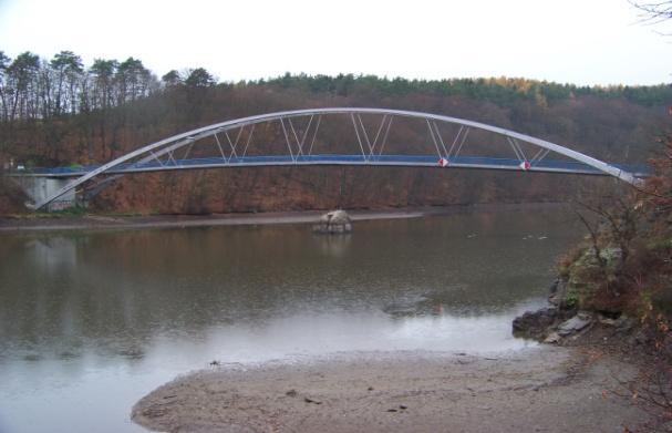 MÁNESŮV MOST Mánesův most je most přes řeku Vltavu v Praze. Celý most je betonový. Je 16 metrů široký.