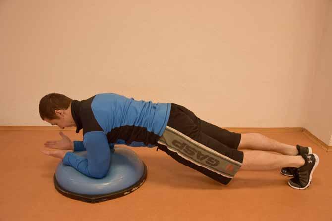 Plank pro lepší aktivaci břišního svalstva je dobré pokrčit mírně nohy.