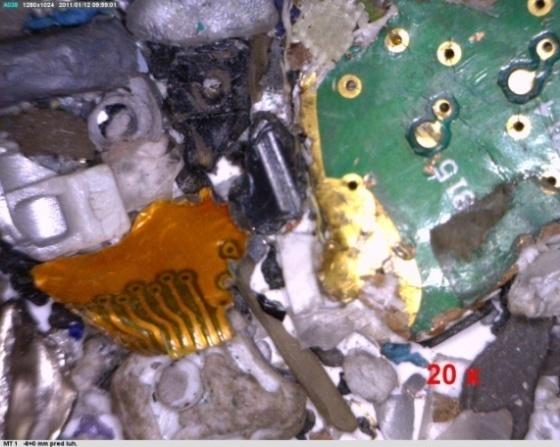 . 10 a 11 vidět, že se změnil povrch kovů a komponentů. Povrch kovů je značně zkorodovaný a na místech, kde byla použita měď jako řidič (desky plošných spojů) se měď extrahovala do roztoku.