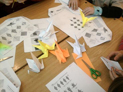 Origami - můj první orizuru Na začátku bych asi měla, pro ty, jež s tímto druhem umění nepřišly zatím do kontaktu, začít malým vysvětlením slova origami. Jedná se o prastarou techniku skládání papíru.