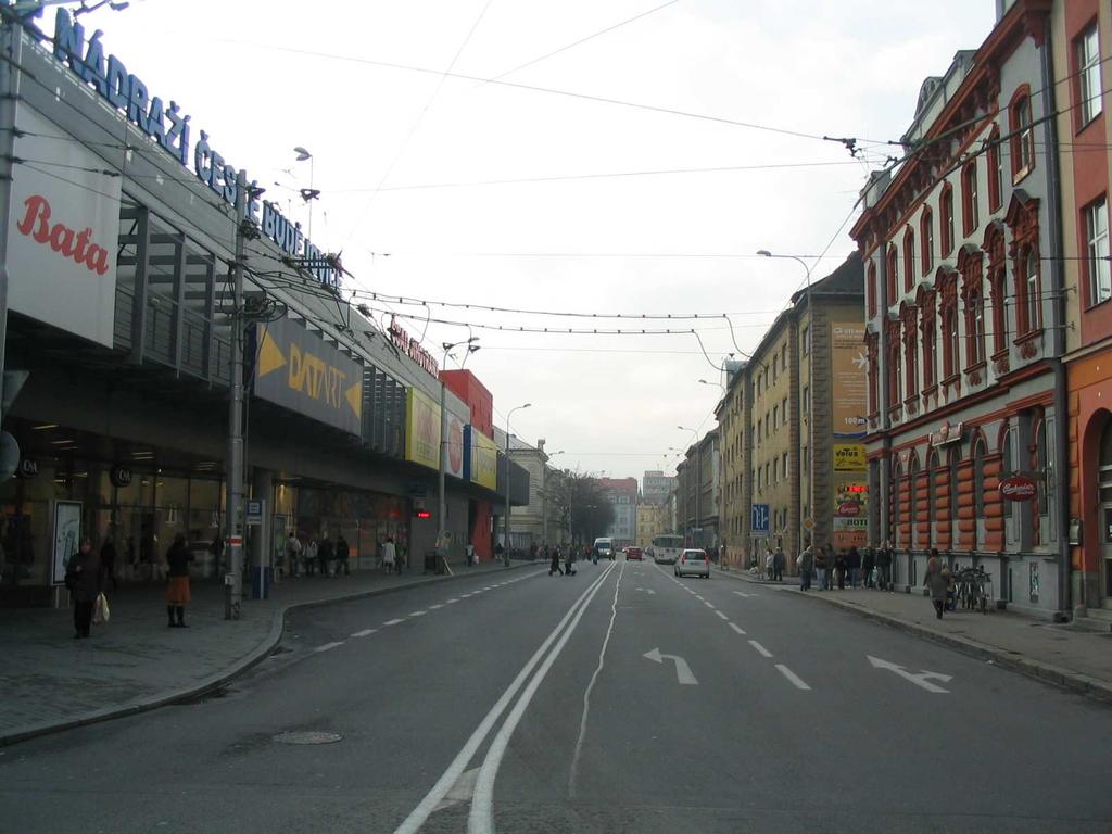 zastávka MHD v Žižkově tř. zastávka MHD v Nádražní ul. Obrázek č. 7: Nově umístěné zastávky vzniknou v přednádražním prostoru na plochách, které jsou dnes málo využité.