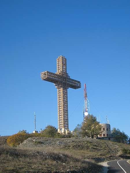 tisíciletí na vrchu Vodno asi 15 km od Skopje, možno