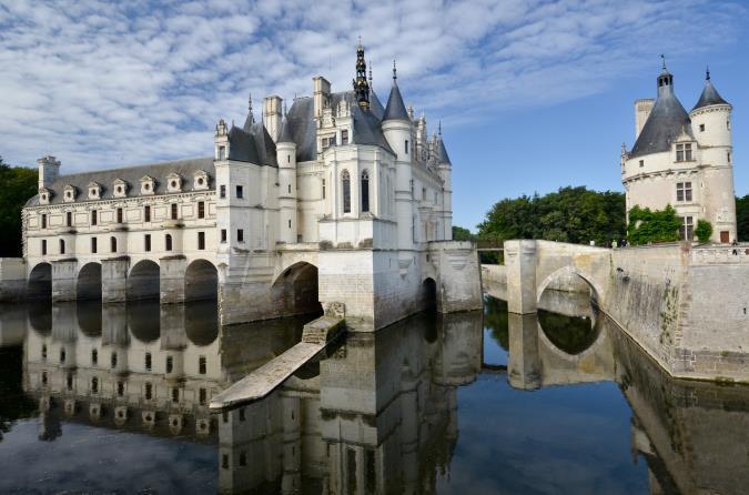 Začneme u architektonického skvostu zámku Chambord, který je největším ze zámků na Loiře, prohlédneme si exteriér zámku a projdeme se v jeho zahradě. Tento zámek nechal postavit František I.