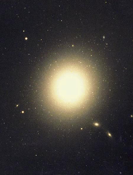 Eliptické galaxie E M 87 Označení: E+x x= 10[(a b)/a] a,b - poloosy galaxie fakticky E0