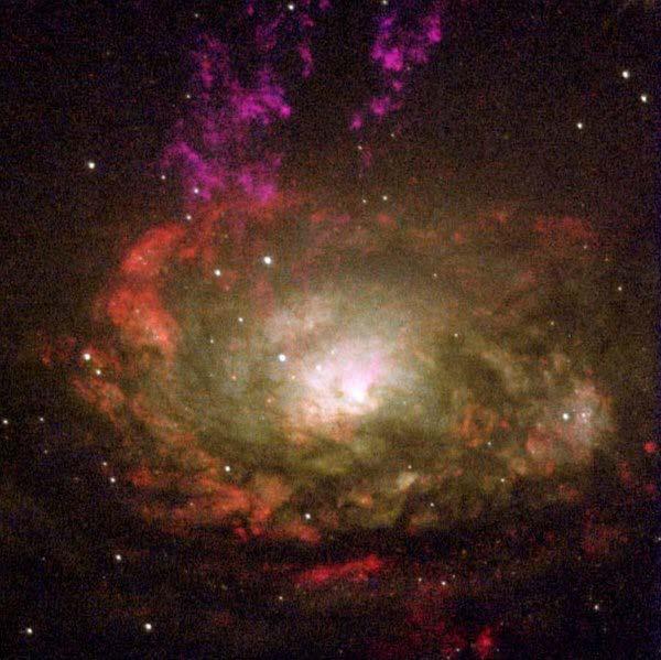 spirálních galaxií) akreční disky - pod úhlem nebo z boku; z