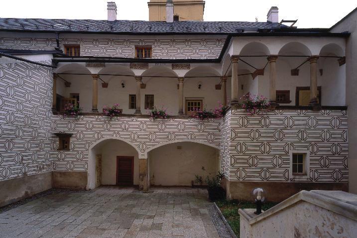 V pracovně starosty, původně síni konšelů, se zachovala renesanční freska Šalamounův soud z doby kolem roku 1560. Tento biblický výjev měl radní ponoukat ke spravedlivým rozhodnutím.