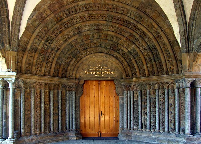7. Třebíč, portál kostela sv.