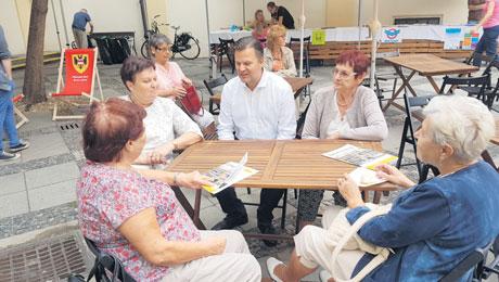 něco dobrého z Tržnice Brno, dobrokávu nebo zmrzlinu a poseděli s námi u příjemné hudby na nádvoří.