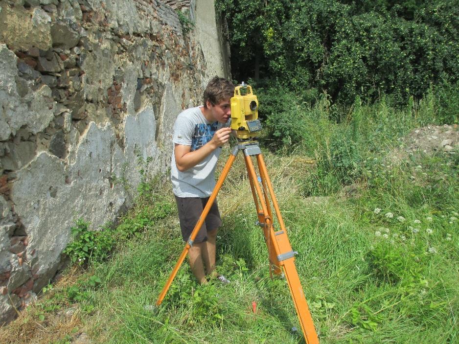 1000 m a přitom může jeho délka překročit délku měřické přímky maximálně o 1/3. Je možno využít tří po sobě jdoucích rajónů, avšak součet jejich délek nesmí přesáhnout 250 m.