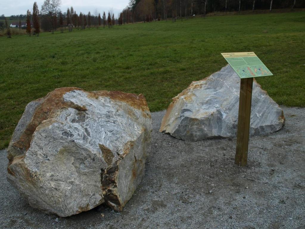 Turistické trasy: Zelená psaníčka - velký okruh Píseckými horami: 20 km Žlutá psaníčka - malý okruh Píseckými horami: 5 km Modré značky 20 km Červené značky 20 km Žluté značky 15 km Červená psaníčka