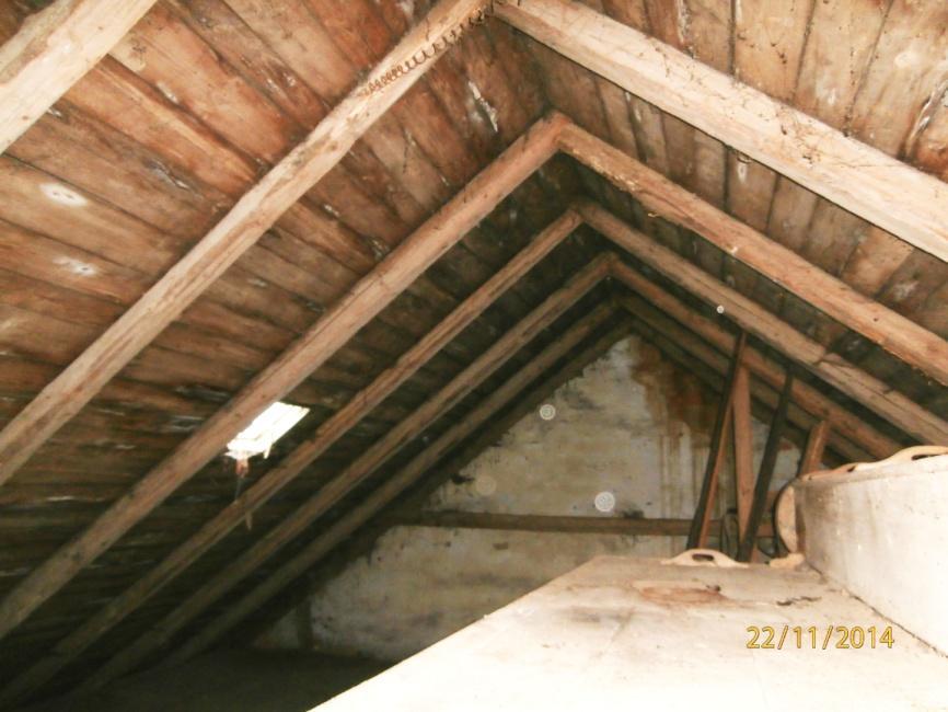 5.2 Popis střechy a konstrukce krovu Střecha objektu má šikmý sklon (51 ) a zakrývá stavbu obdélníkového půdorysu.