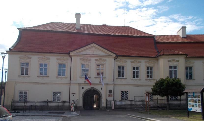 Albrechtem Slavatou z Chlumu a po něm Markétou Berkovou, rozenou Trčkovou. Jak uvádí webové stránky, zámek byl letní rezidencí královéhradeckých biskupů od roku 1664.