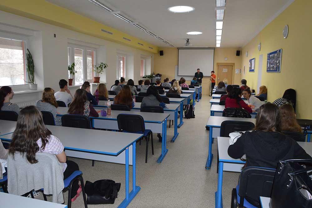 Žáci 1. ročníků, kteří se neúčastnili lyžařského výcviku, se zase z přednášky p. plk. Valdštýna dozvěděli mnoho nového a zajímavého na téma Velkomoravská říše.