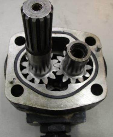 Vlk (2003) dále uvádí, že u vozidlových motorů se používají tato olejová čerpadla: zubová, srpkovitá (s vnitřním ozubením), rotační s vnějším a vnitřním rotorem.