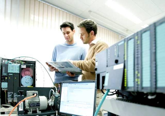 Siemens školicí středisko Standardní Siemens školení realizovaná po celém světě Čeští lektoři Bradlec u Mladé